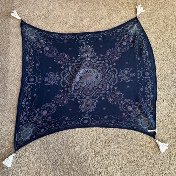 Urban Outfitters Plum & Bow Seren Lace Medallion Tapestry - Picture 4 of 6